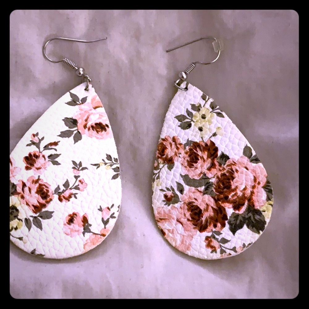 Leather earrings floral pattern!